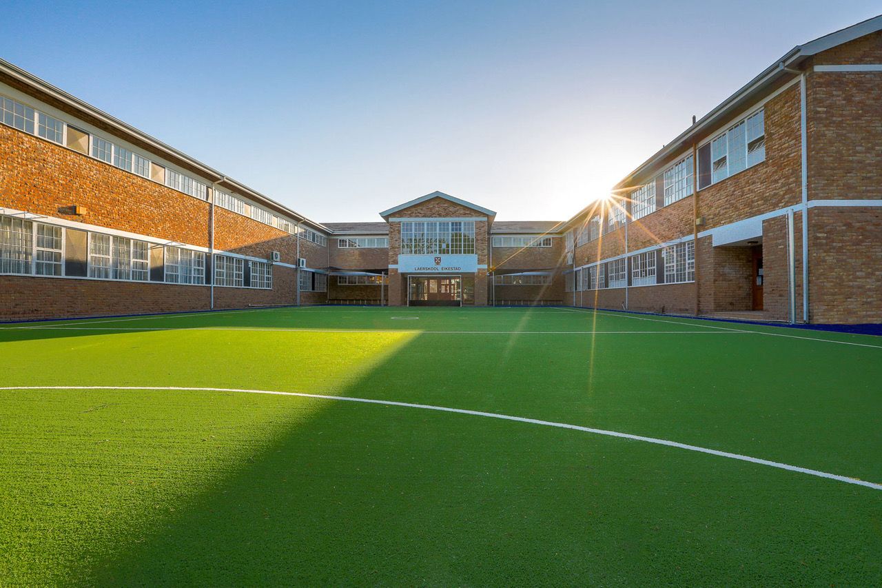 Die binnehof van Laerskool Eikestad vandag, waar die kinders opkyk