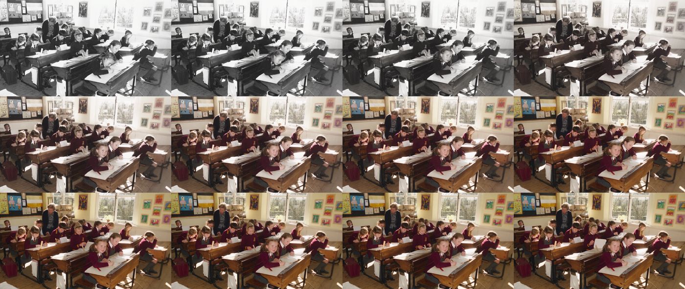 Raamoorsig van die erfenisplaat: 'n swart-en-wit klasfoto uit die sewentigs wat kleur kry